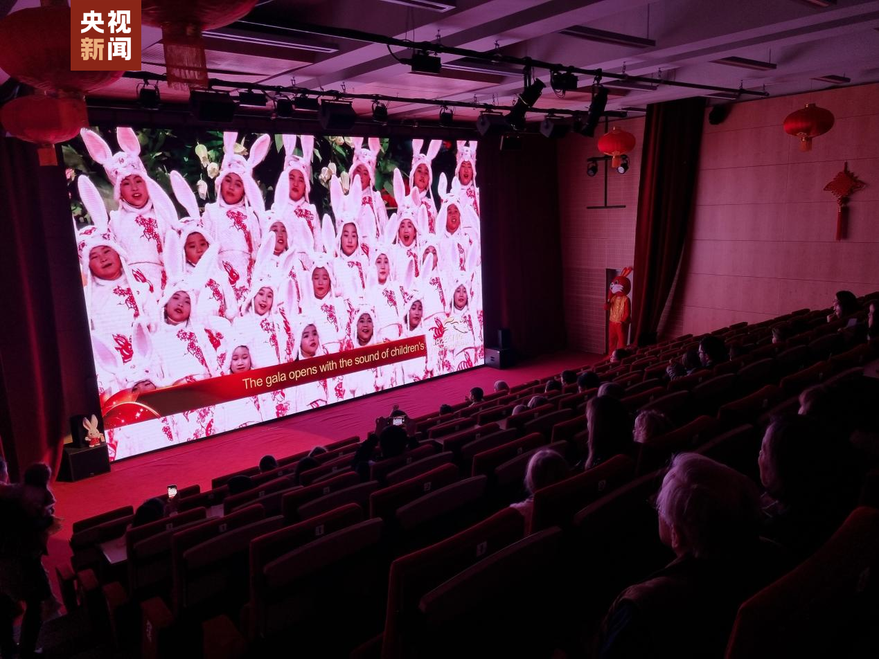 △中外友人在布鲁塞尔中国文化中心共同欣赏春晚精编版节目