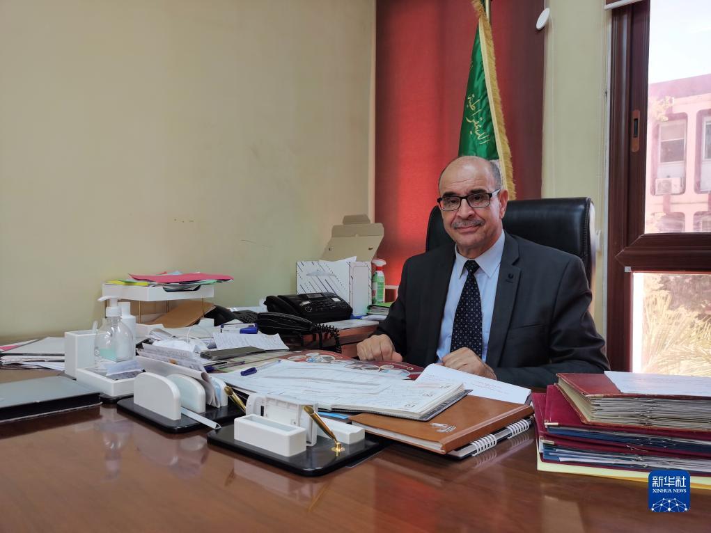 2023年3月14日，在阿尔及利亚赛伊达，赛伊达省卫生厅长拉穆里·纳斯尔丁接受新华社记者采访。新华社记者 吴天雨 摄