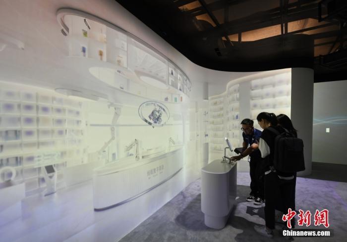 9月1日，主媒体中心展出的数字超市吸引参观者驻足。当日，杭州亚运会主媒体中心举行媒体开放日活动，现场亮相的科技与传统文化项目引人体验。