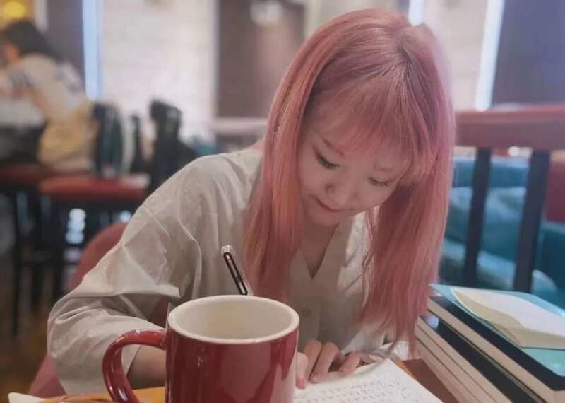 头发染成粉红色时的郑灵华。受访者供图