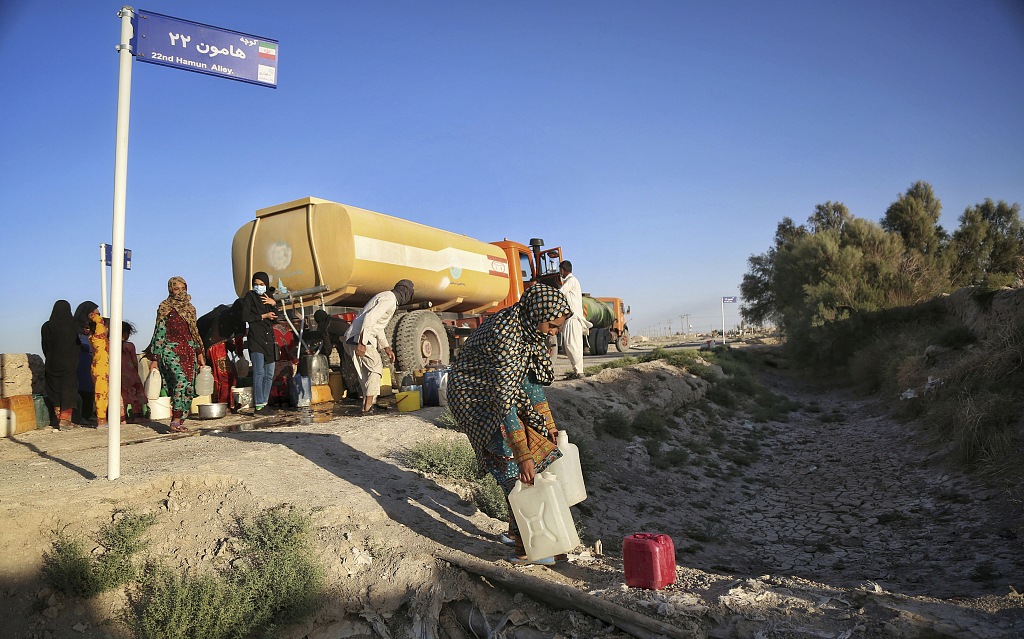 2023年5月，伊朗扎博勒，居民从运水车上取水。受高温影响，伊朗多地缺水。
