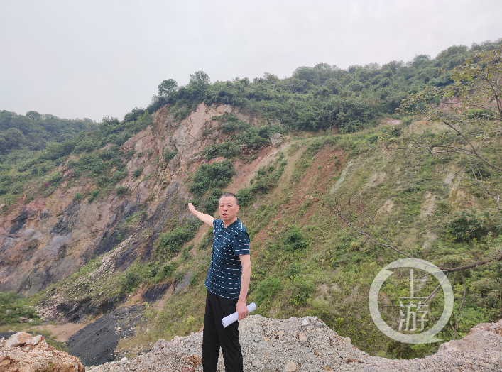 ▲王伟指着身后的争议地带时，百感交集。摄影/上游新闻记者 牛泰