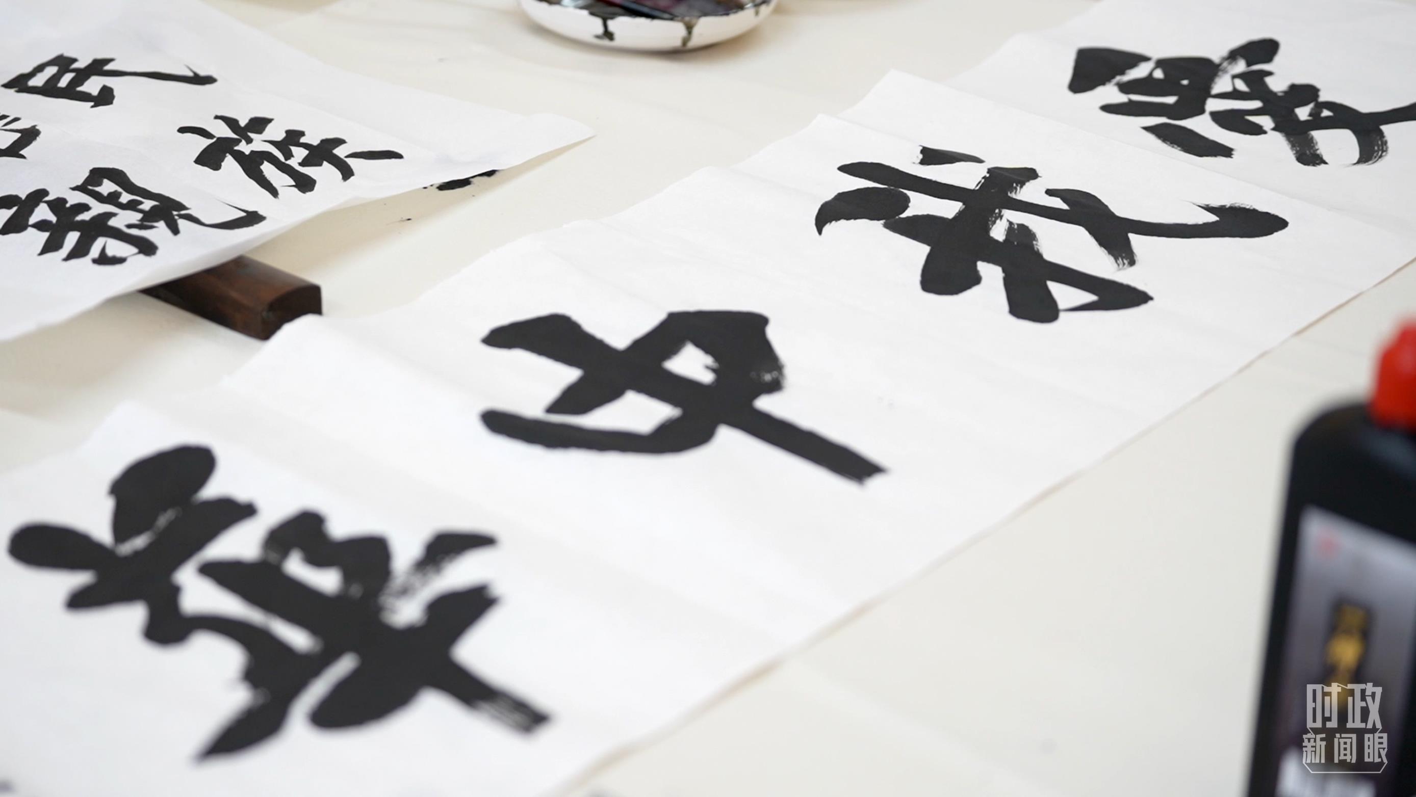 △蟠龙社区居民创作的书法作品。（总台央视记者赵婷拍摄）