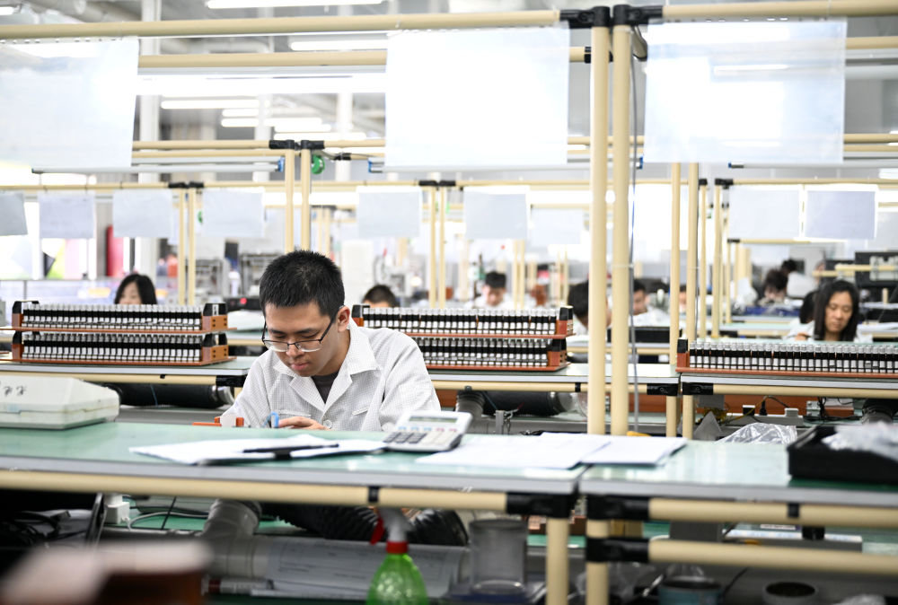 工作人员在天津宜科自动化股份有限公司传感器生产车间内工作。新华社记者 赵子硕 摄