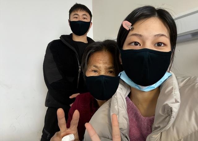 患者林奶奶与外孙女的合影