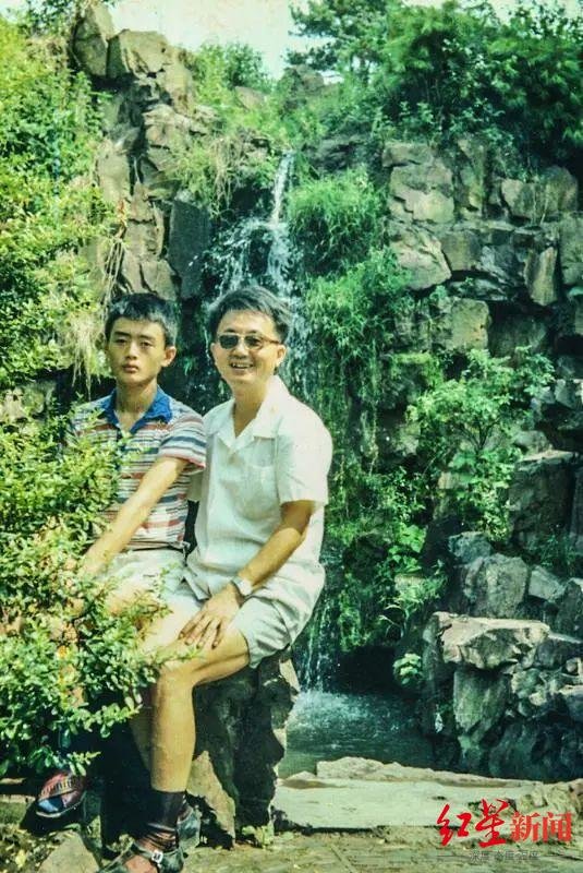 金晓宇少年时和父亲的合影.jpg
