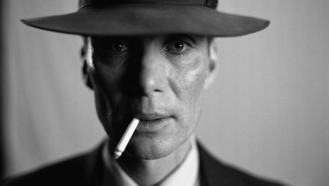 在电影中，由基利安·墨菲饰演戴帽子、一根接一根抽烟的罗伯特·奥本海默。© 环球影业