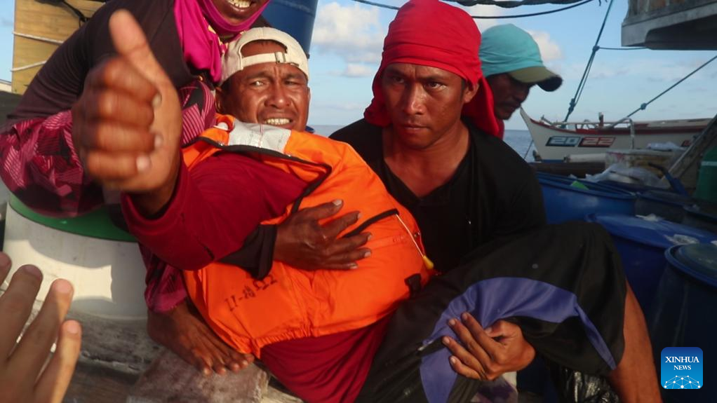 菲律宾渔民被“阿坝舰”海军官兵救起后竖起大拇指 图自新华社英文