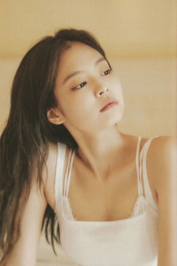 女团偶像Jennie是带起高颅顶美学的人,静态图透出的“幼感”成分居多。