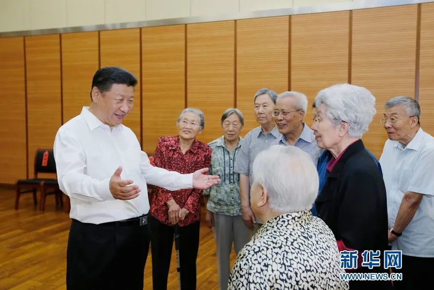 2016年9月9日，习近平来到北京市八一学校，看望慰问师生，向全国广大教师和教育工作者致以节日祝贺和诚挚问候。图为习近平同母校老教师们亲切交谈。新华社记者 鞠鹏 摄