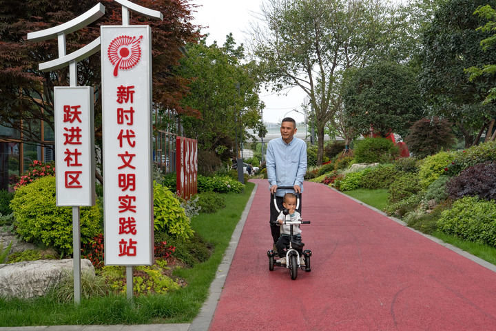 在成都市金牛区,居民在跃进社区党群服务中心外的绿道上散步(4月26日摄)。新华社记者 唐文豪 摄