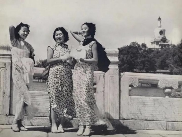 北海公园的现代女性（1949）