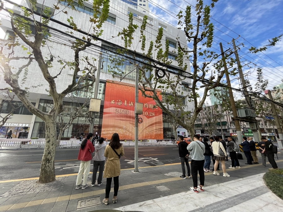 清晨,市民们一早在书城门口等候。朱雅文/摄