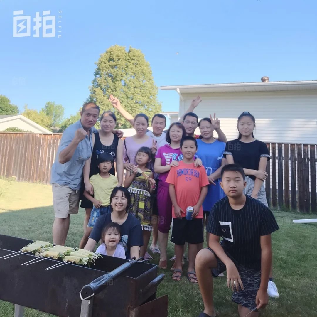 我和弟弟、表姐还有一些朋友在后院烧烤,人一多在国外也不觉得孤单。