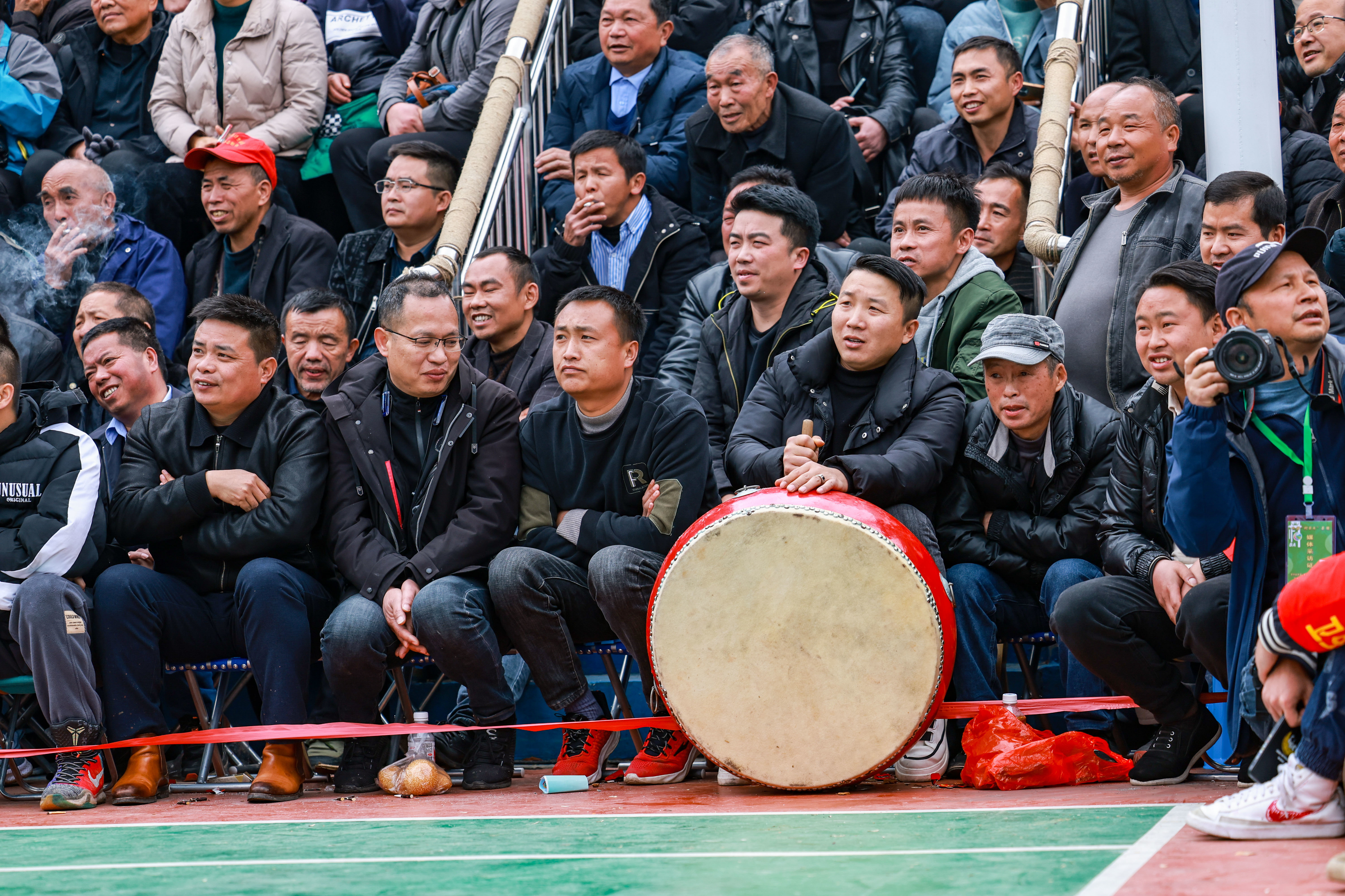 3月27日,观众在场边击鼓助兴。新华社记者 欧东衢 摄