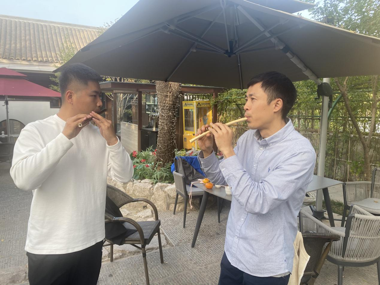 董寅聪与青年笛子演奏家谷少宁尝试骨笛、竹笛合奏