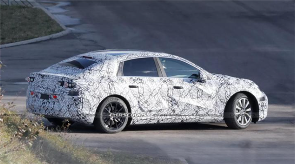 15分钟可充400公里 支持800V超充:奔驰C级纯电版曝光