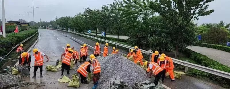 房山公路分局加紧抢修108国道、涞宝路。图源：北京房山
