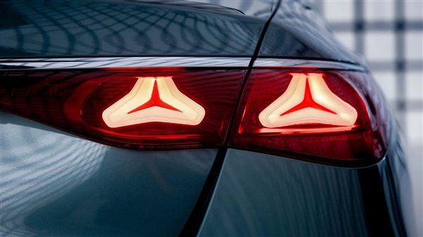 经典“花生眼”大灯回归 新一代奔驰E级发布:50万买它还香吗