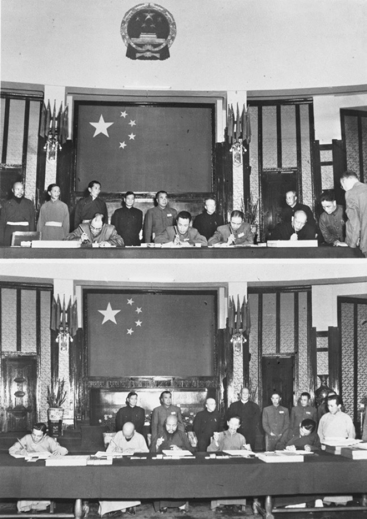 ▲中华人民共和国中央代表与西藏代表签订和平解放条约