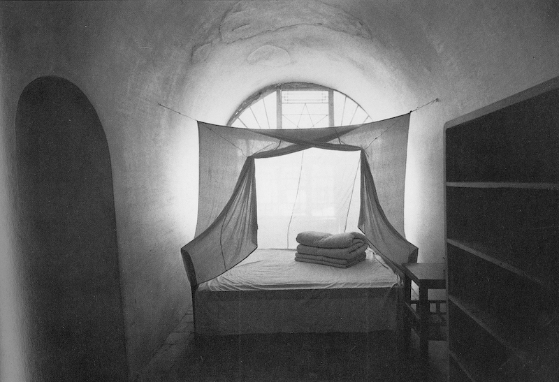 马克 • 吕布摄影作品，延安窑洞中毛主席的床，延安，1957年