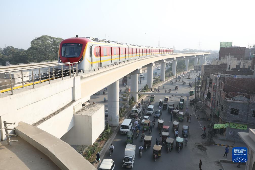 在巴基斯坦拉合尔市，一辆橙线地铁列车准备进站（2020年10月26日摄）。巴基斯坦首条地铁——拉合尔橙线当日迎来首批乘客，标志着巴基斯坦步入“地铁时代”。新华社记者 刘天 摄