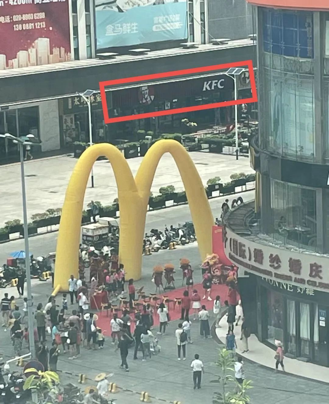 麦当劳制服热舞，疯狂碰瓷肯德基？