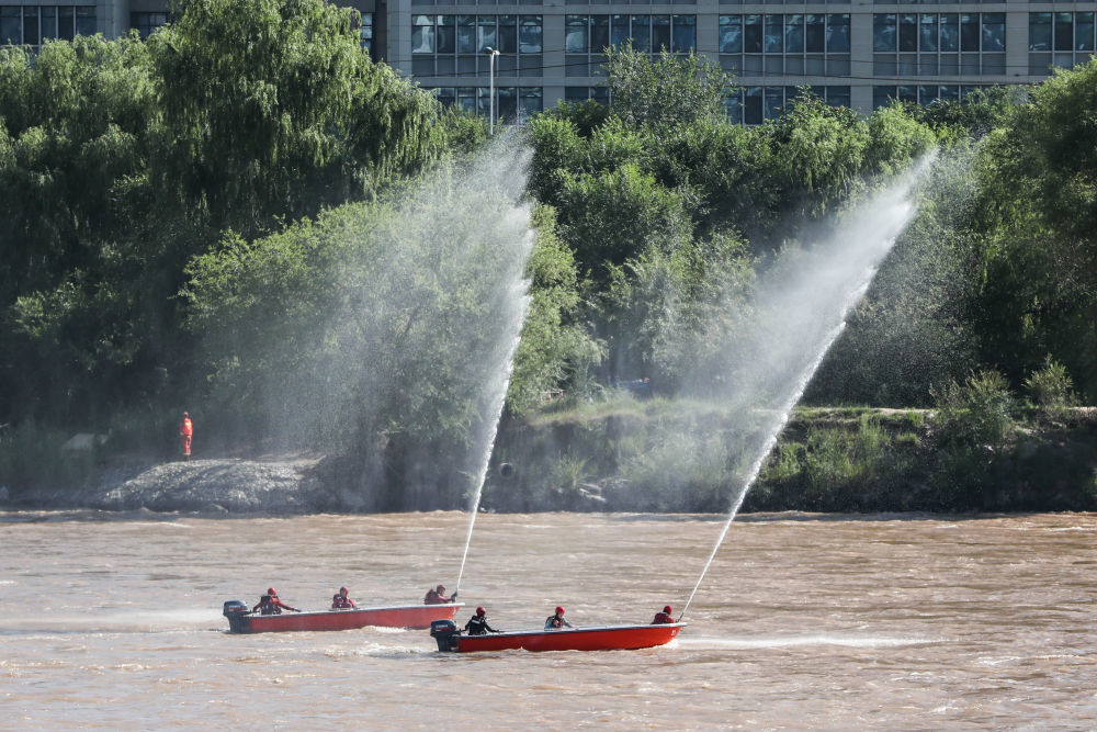8月14日，甘肃省消防救援总队等开展水域救援实战化演练。新华社记者 马希平 摄