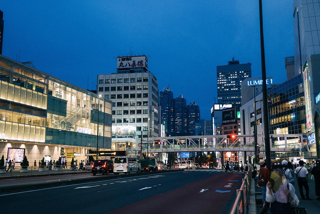 日本历年人口_日本人口连续14年下降,但外国居民数量创历史新高