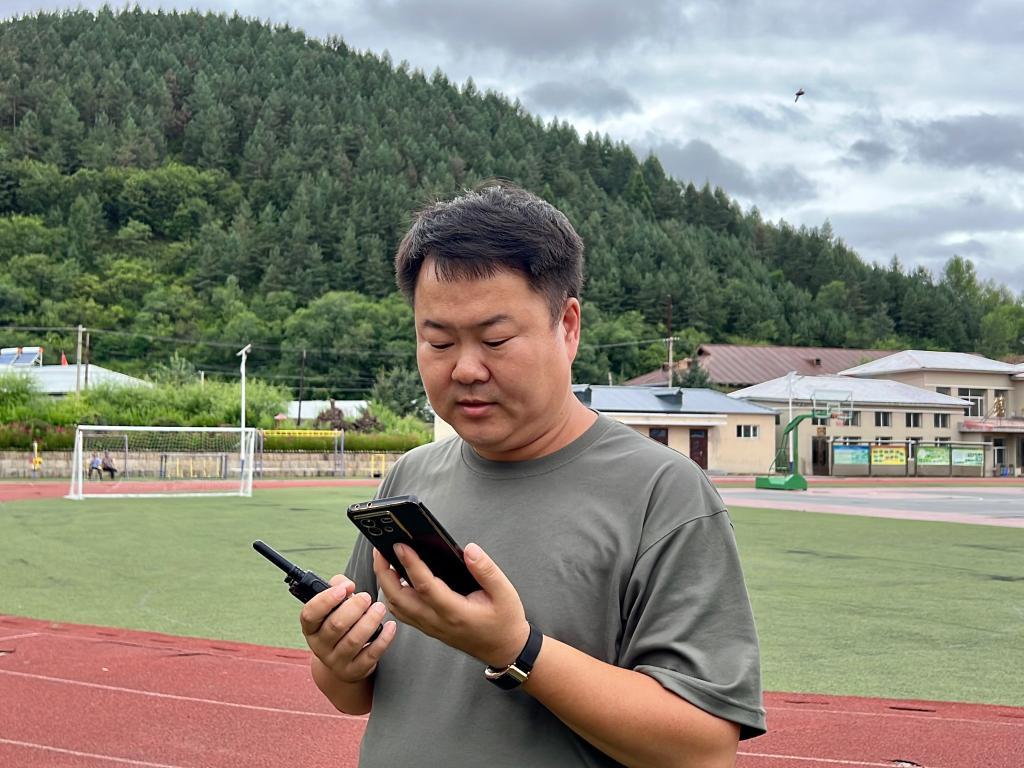吴磊在海林市长汀镇的一个临时安置点指挥工作。新华社记者 刘赫垚 摄