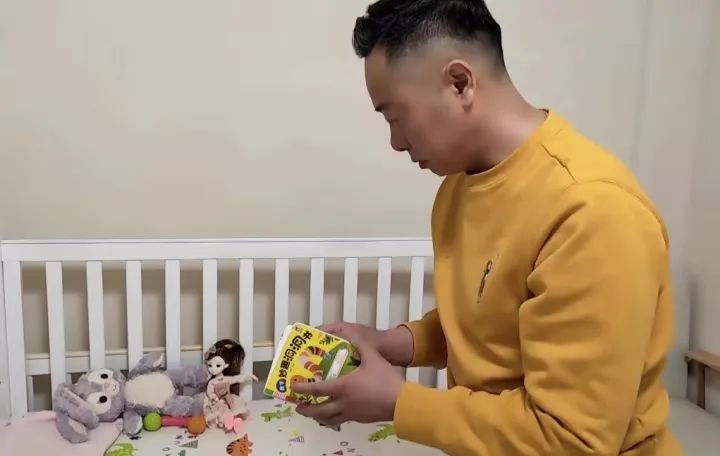 陈长江整理孩子遗物 受访者供图