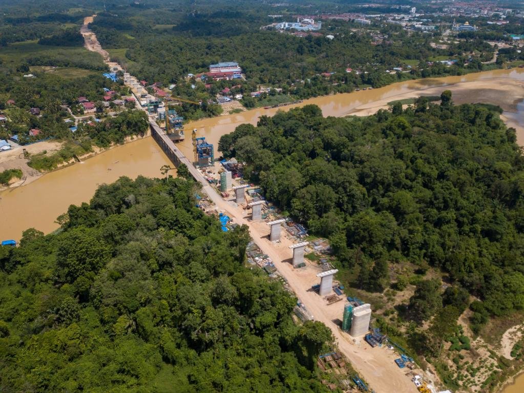 这是2022年7月25日在马来西亚彭亨州淡马鲁县拍摄的建设中的马东铁项目30号桥（无人机照片）。新华社记者朱炜摄