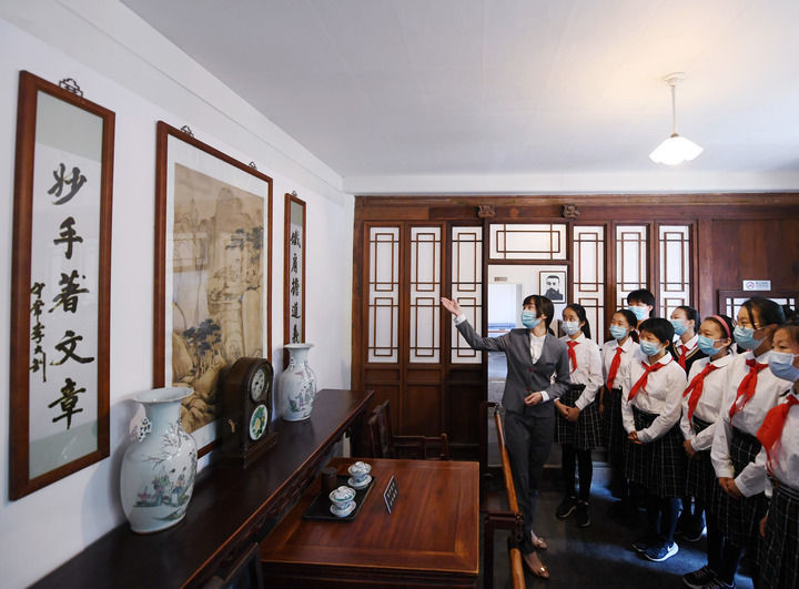 ↑北京李大钊故居的讲解员为前来参观的学生做介绍（2021年6月1日摄）。新华社记者 张晨霖 摄