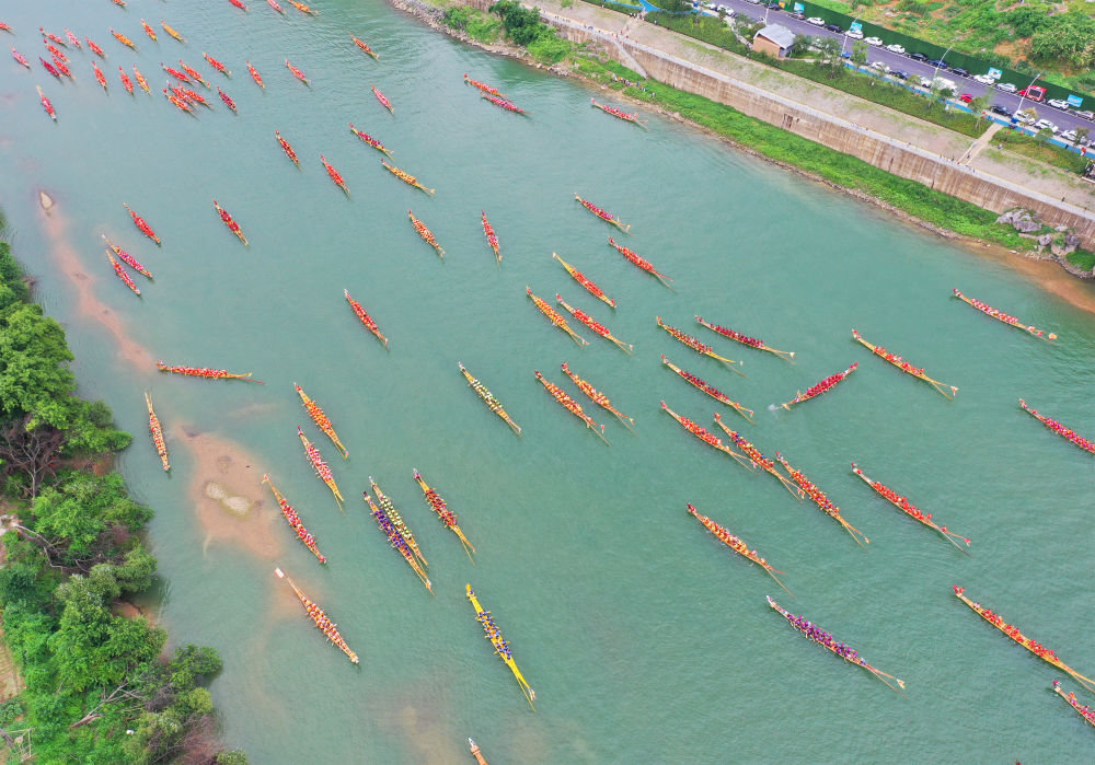 6月17日，多条龙舟在湖南省永州市道县举行的龙舟赛上竞渡（无人机照片）。新华社发（何红福摄）