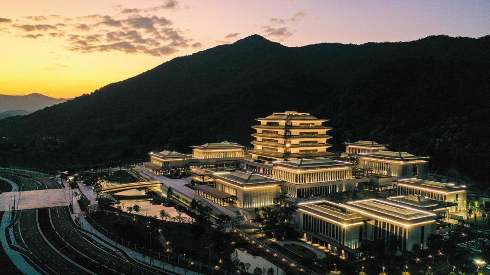 沐浴在彩霞之中的中国国家版本馆广州分馆（2022年摄，无人机照片）。新华社记者 刘大伟 摄