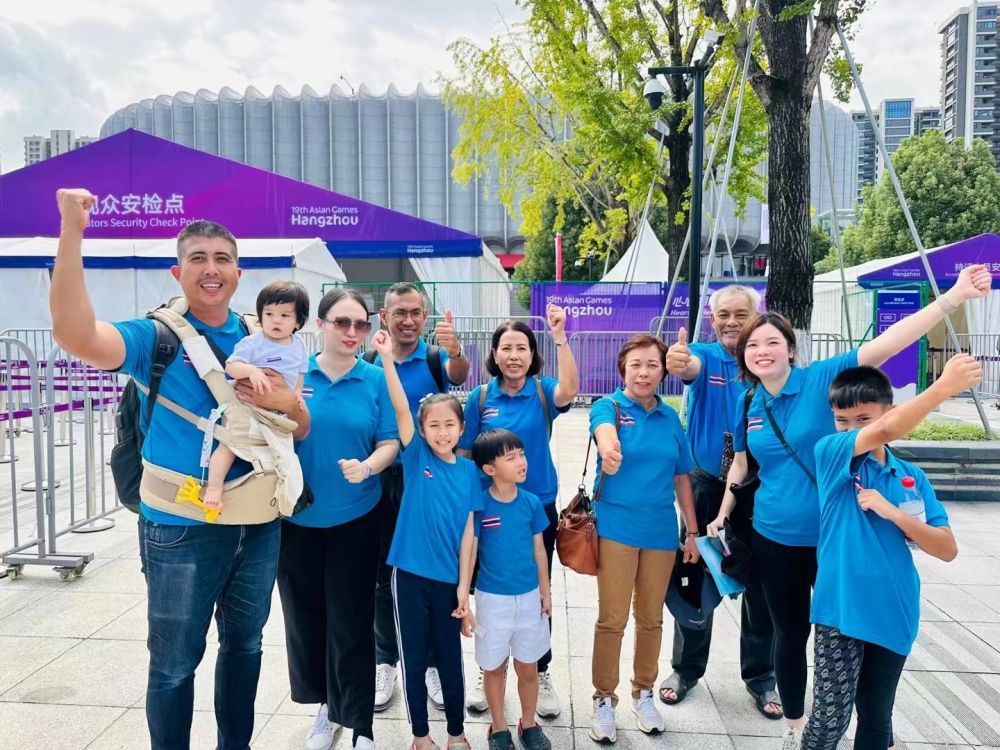 巴尼巴&middot;翁巴达那吉的“亲友团”。杭州市临安区融媒体中心供图