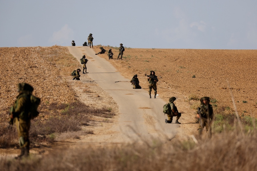 当地时间2023年10月19日，以色列士兵在加沙地带边境巡逻。