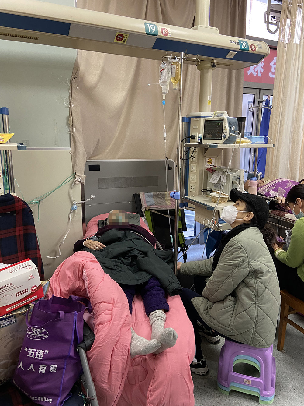 急诊区,许多患者需要吸氧输液、心电监护。