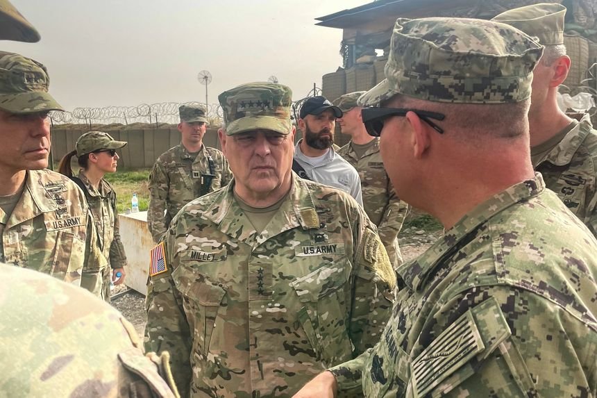 米利4日访问叙利亚东北部一处美军后勤基地。（《华尔街日报》图）