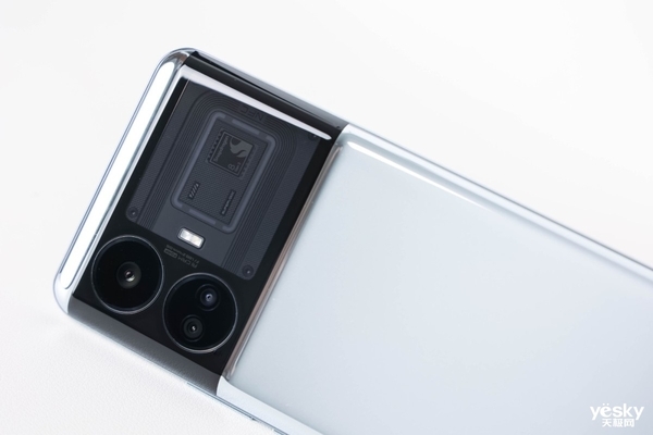 打造安卓性能之王 真我GT5越级体验:旗舰芯与240W满级秒充+24GB满级内存组合