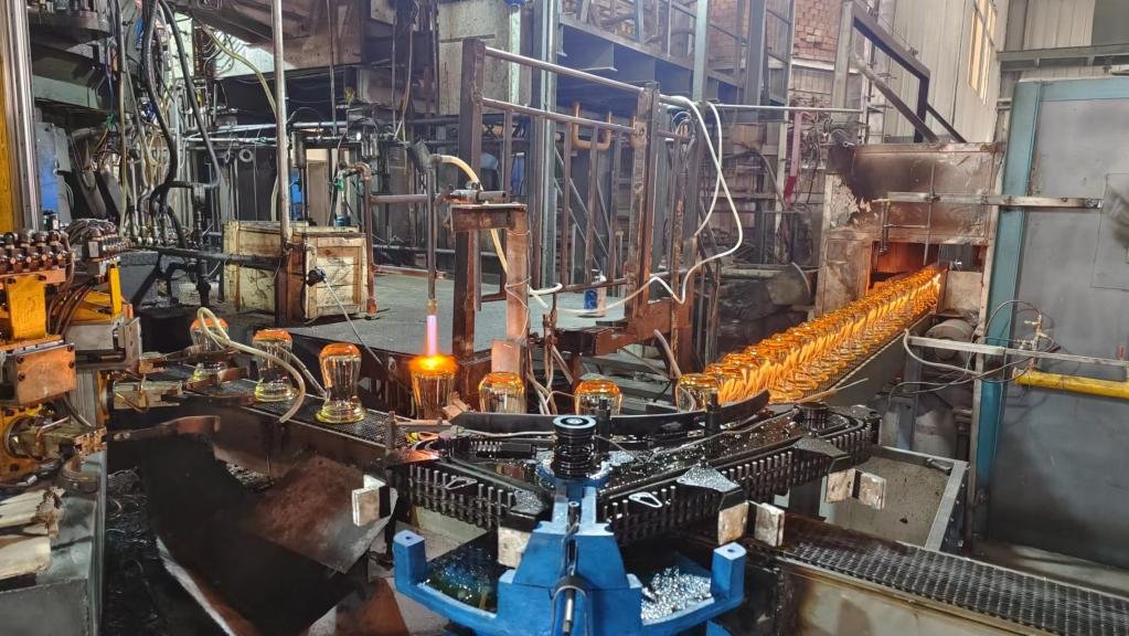 祁县宏艺玻璃的生产车间。新华社记者 王劲玉 摄