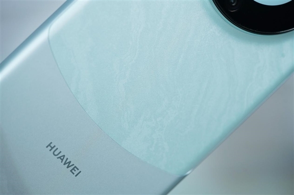 三挖孔前所未有!华为Mate 60 Pro雅川青图赏