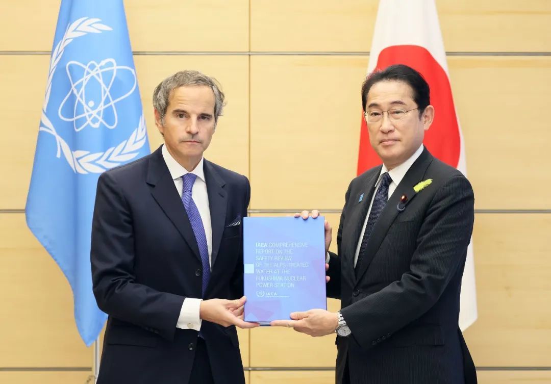 ·IAEA总干事格罗西（左）向岸田文雄提交了IAEA关于福岛核污染水排放的最终评估报告。