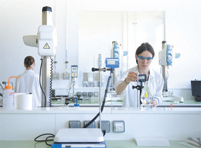 在嘉法狮法国实验室，工作人员在进行材料配比实验。嘉法狮集团供图