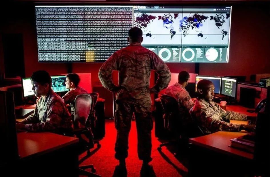 境外间谍情报机关入侵外国目标电脑窃取数据。图源：澎湃新闻