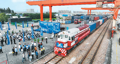 10月11日，满载着第六届进博会的展品，从德国杜伊斯堡发车的今年第一列“中欧班列—进博号”抵达上海。伴随着首列“进博号”的抵达，第六届进博会筹办重心转入现场落地工作。图为“中欧班列—进博号”列车抵达上海闵行站。沈春琛摄（人民视觉）