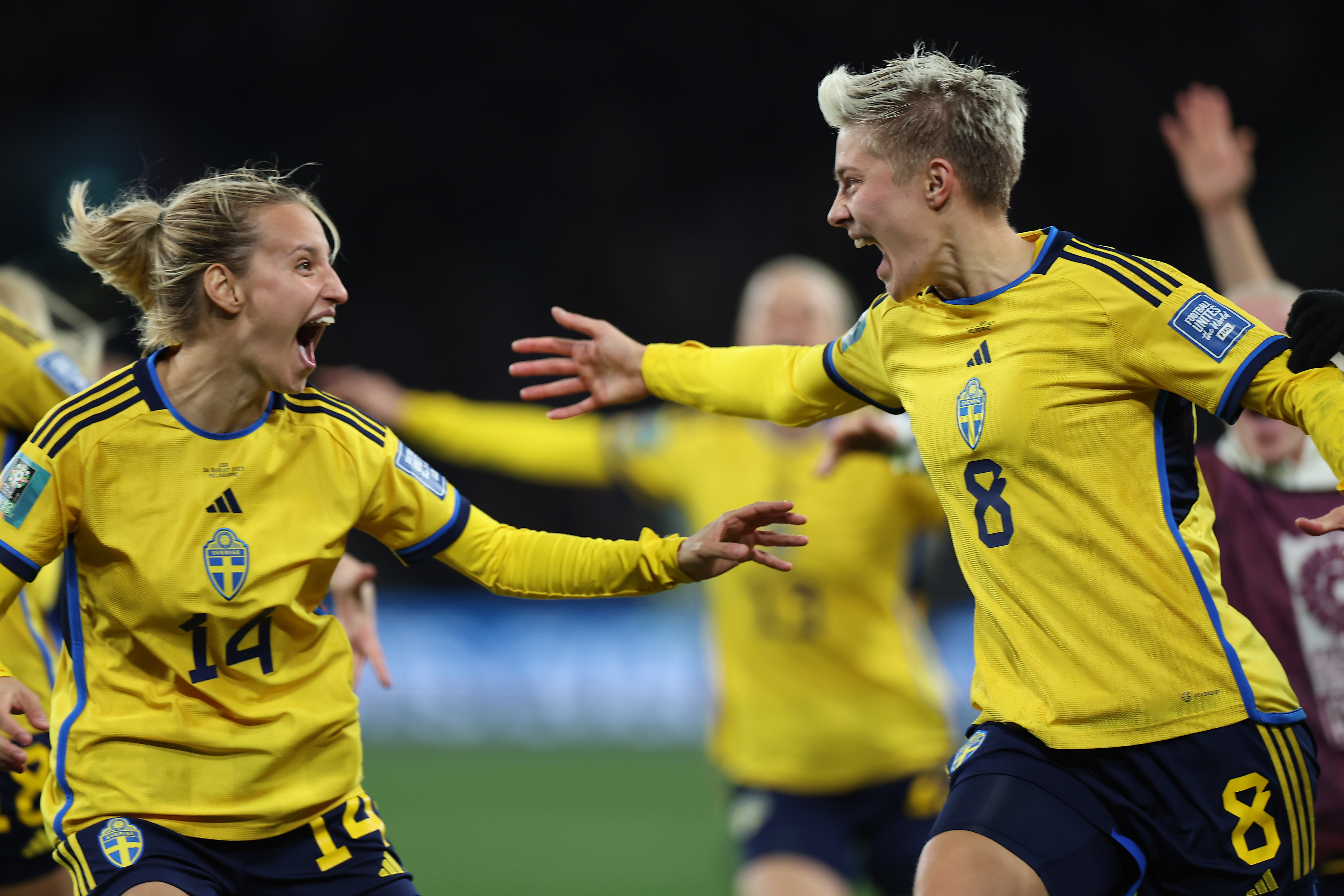 8月6日，瑞典队球员胡蒂格（右）赛后与队友比约恩庆祝胜利。新华社记者 丁旭 摄