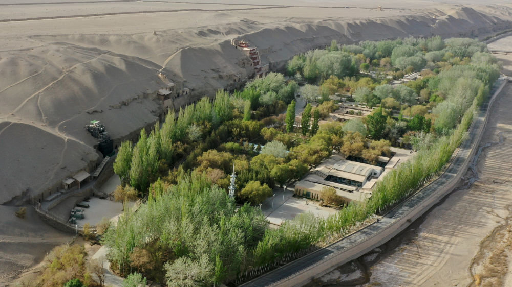 4月25日拍摄的莫高窟窟区。