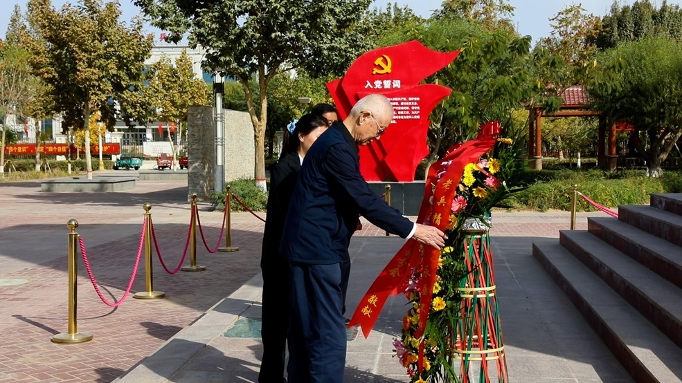 王之一行与十四师昆玉市干部职工群众向中国人民解放军进军和田纪念碑敬献花篮。
