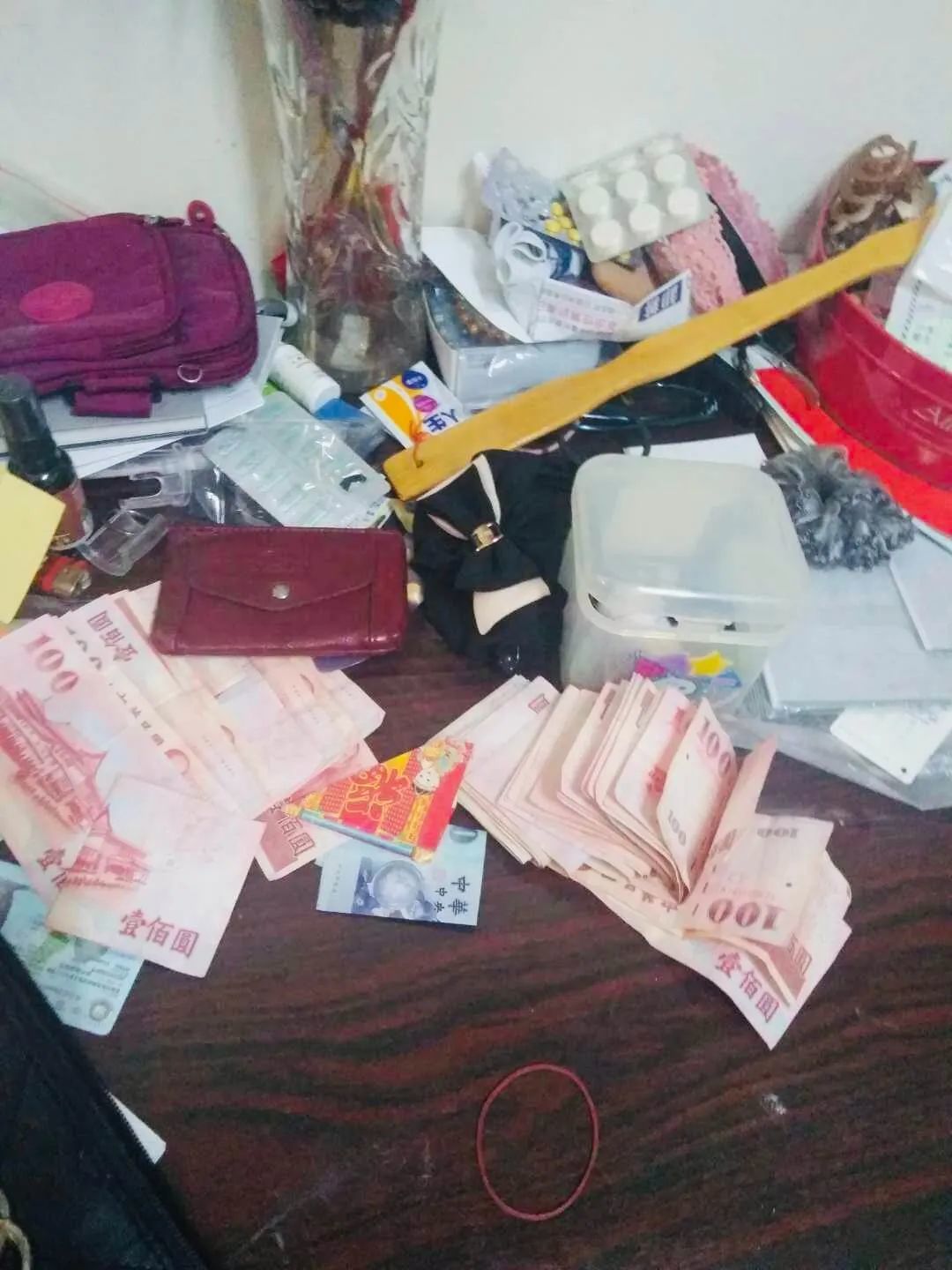 凌晨到家，小姐们要把纸币从口袋里悉数掏出，清点今天的收入。